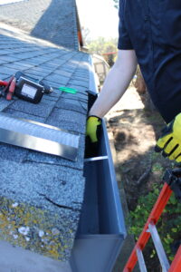 cleaning_gutters