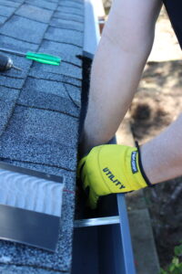 cleaning_gutters